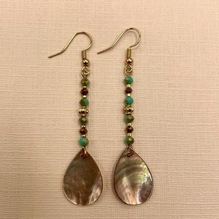 Ninon, Boucles d'oreilles pendantes dorées à l'or fin, nacres et perles en verre facettées.