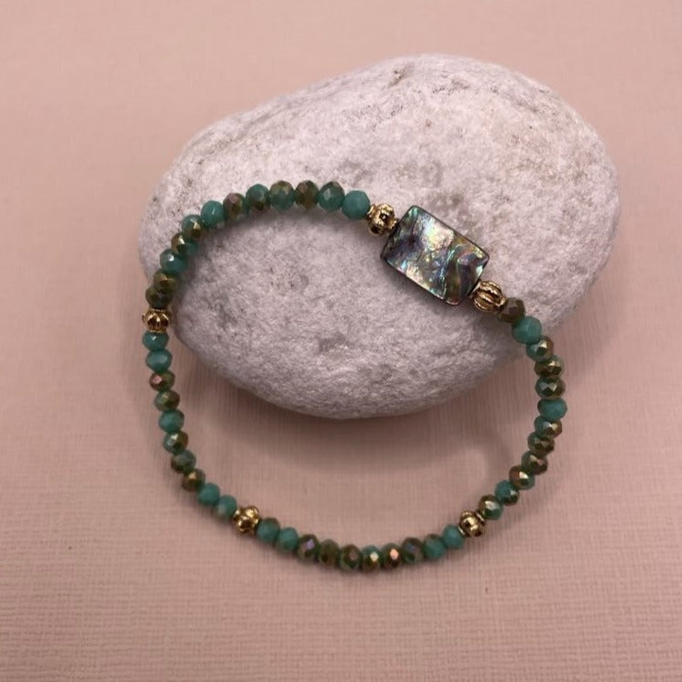 Anastasia, Bracelet en perles en verre , nacre Abalone et perles dorées à l'or fin.