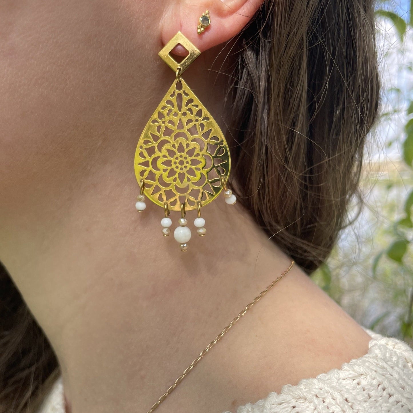 Holly, Boucles d'oreilles ajourées dorées à l'or fin et perles en coquillage blanc