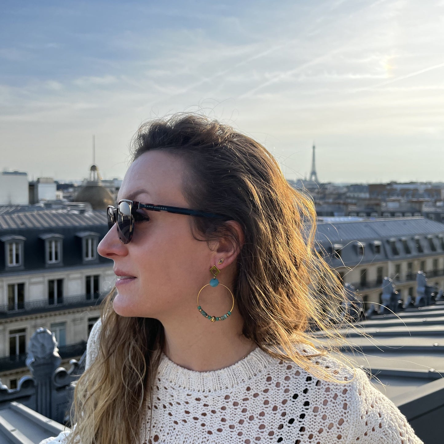 Sandrine, Boucles d'oreilles créoles dorées à l'or fin, perles en verre facettées vertes et régalite.