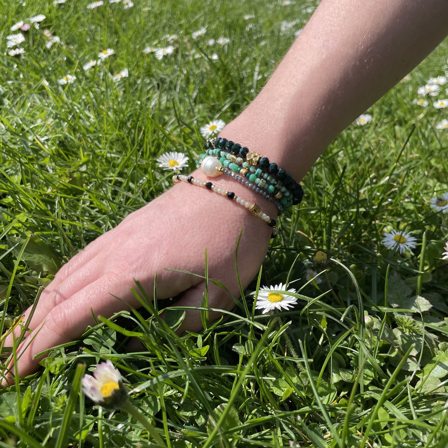 Marjorie, Bracelet de perles en verre noires et grises et perles dorées à l'or fin.