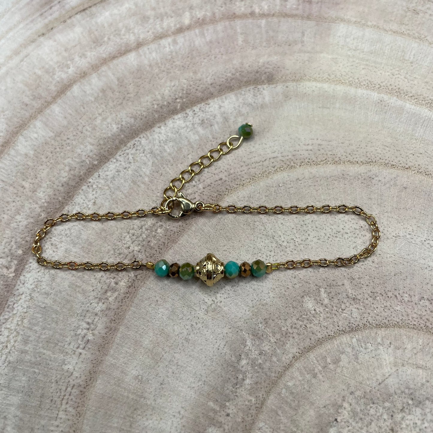 Marguerite, Bracelet chaîne avec des perles en verre, perles naturelles en turquoise et perles dorées à l'or fin.