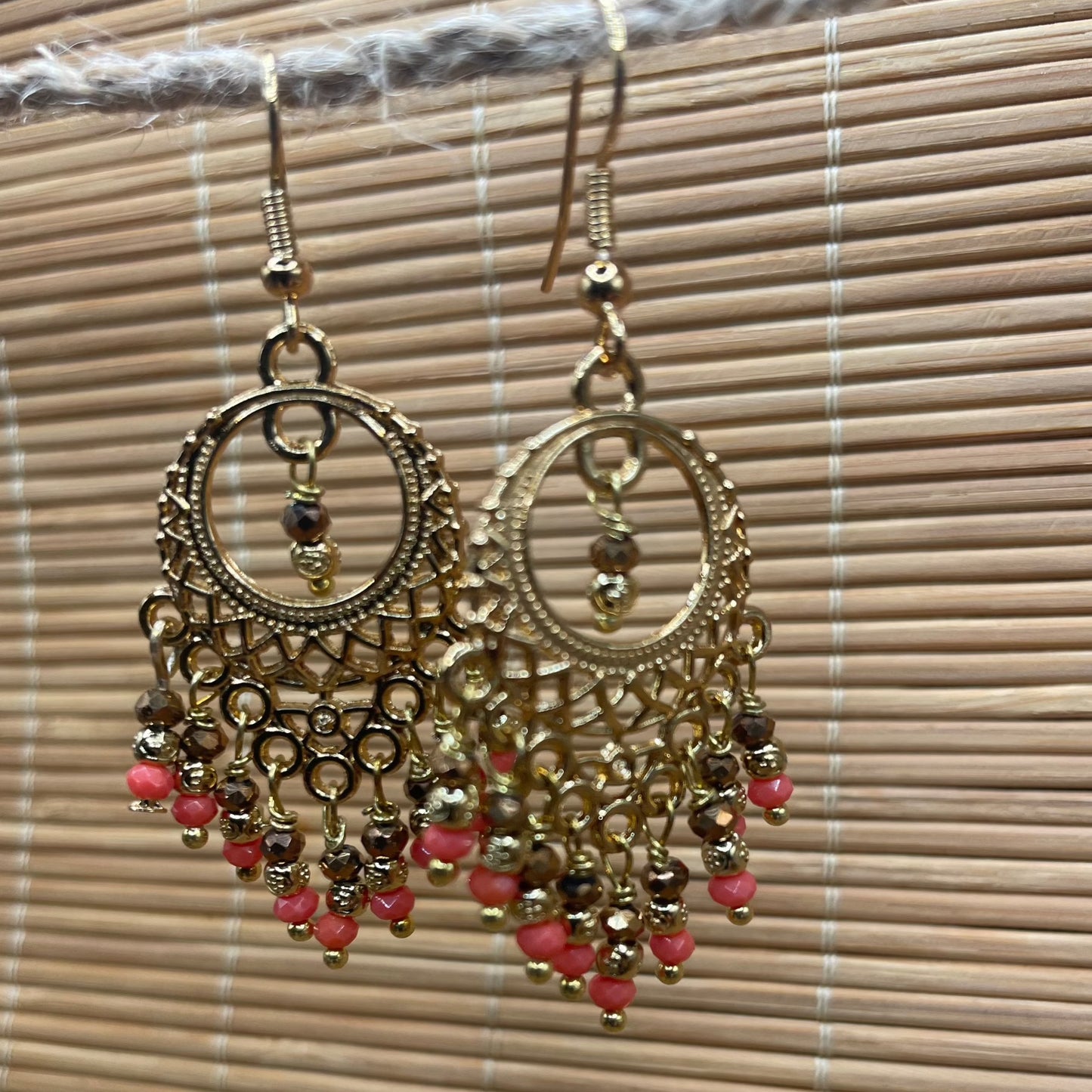 Maroussia , Boucles d'oreilles dorées à l'or fin et perles en verre facettées.