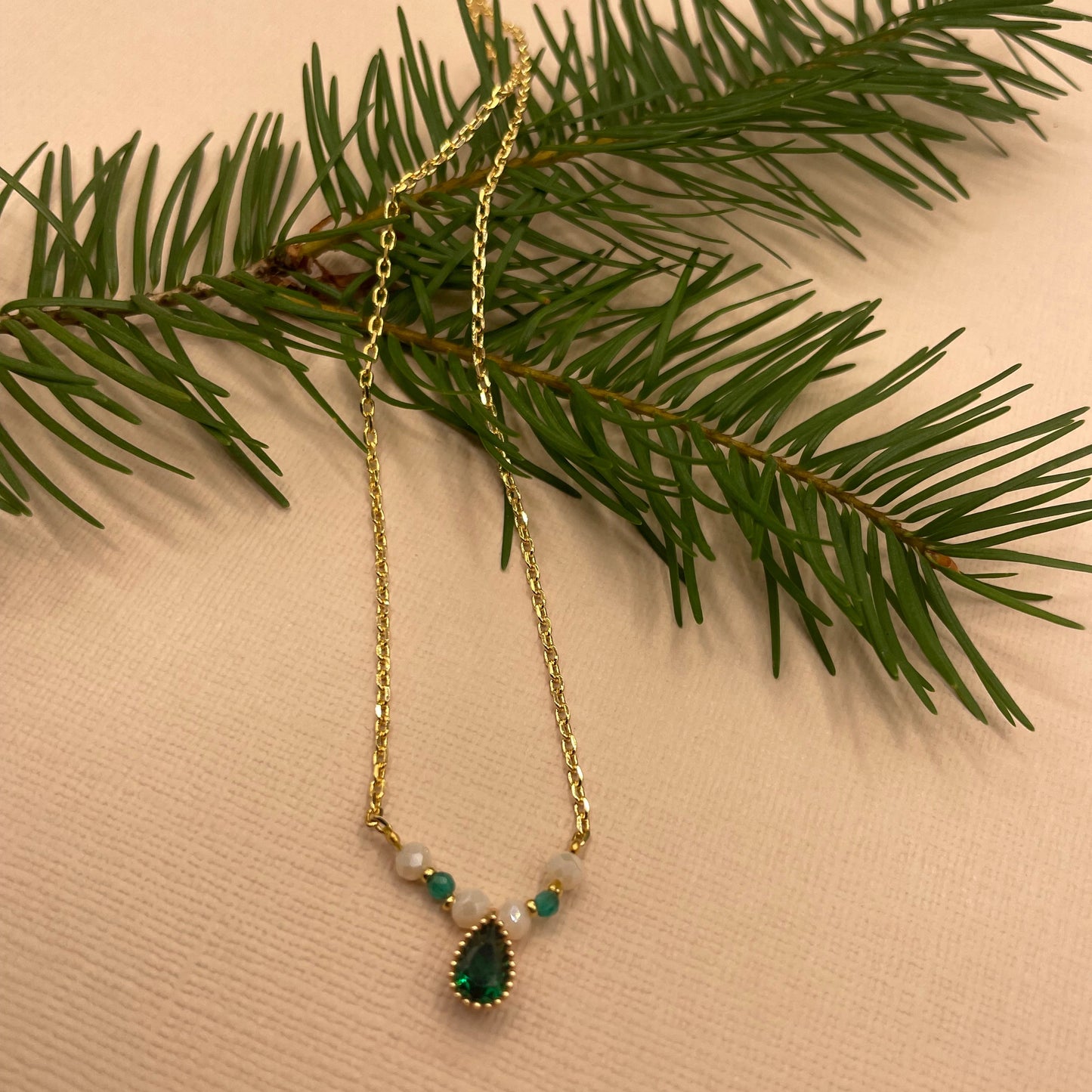 Ludmilla, collier orné de perles en verre, perles en pyrite et métal doré à l'or fin.