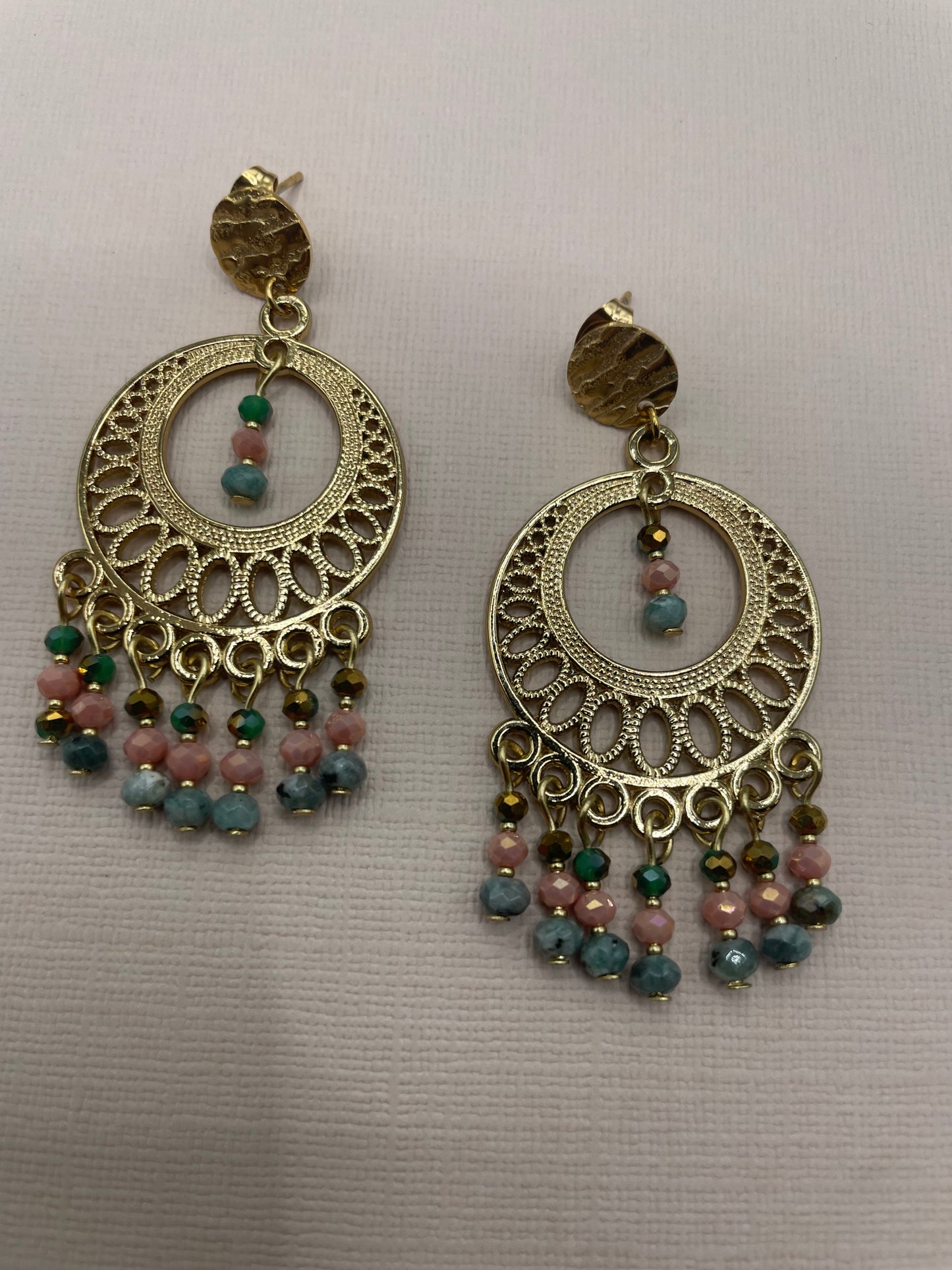 Albane, Boucles d'oreilles dorées à l'or fin et perles en verre.