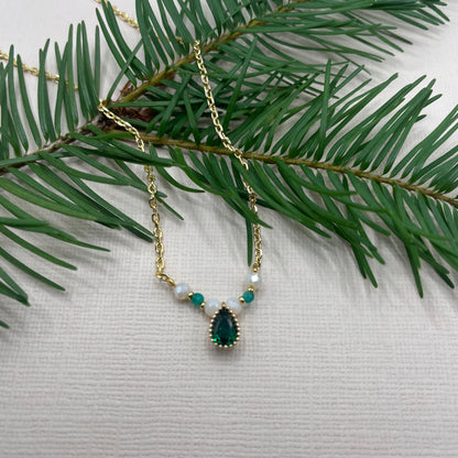 Ludmilla, collier orné de perles en verre, perles en pyrite et métal doré à l'or fin.