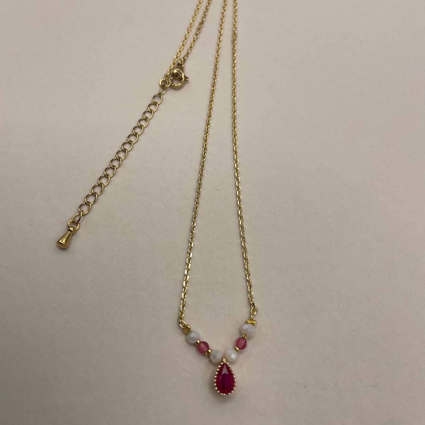 Ludmilla, collier orné de perles en verre, perles en pyrite et métal doré à l'or fin.