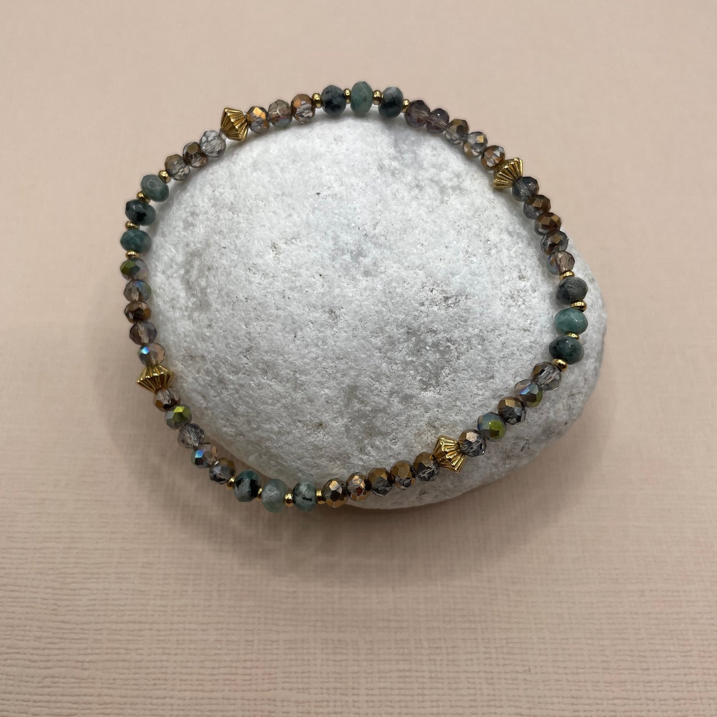 Danaé, Bracelet en perles en verre, perles naturelles en turquoise et perles dorées à l'or fin.