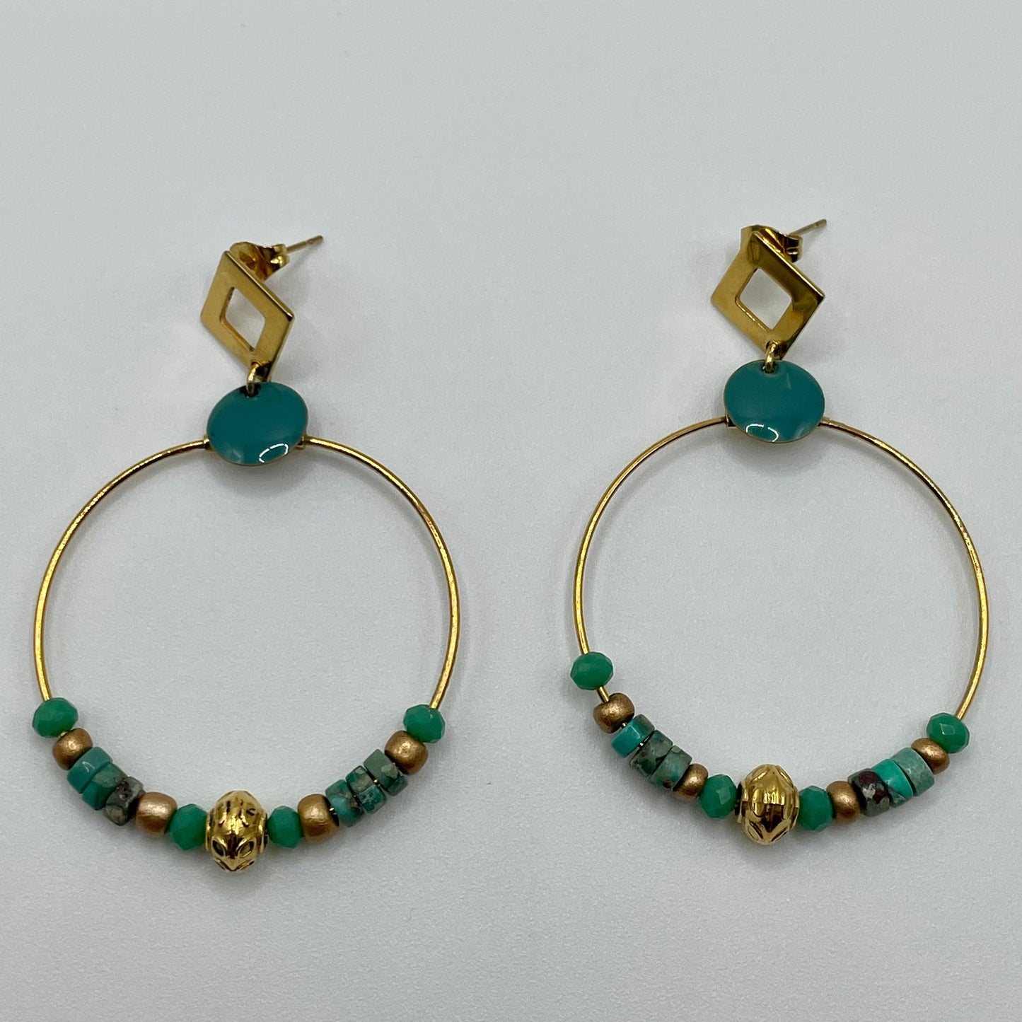 Sandrine, Boucles d'oreilles créoles dorées à l'or fin, perles en verre facettées vertes et régalite.