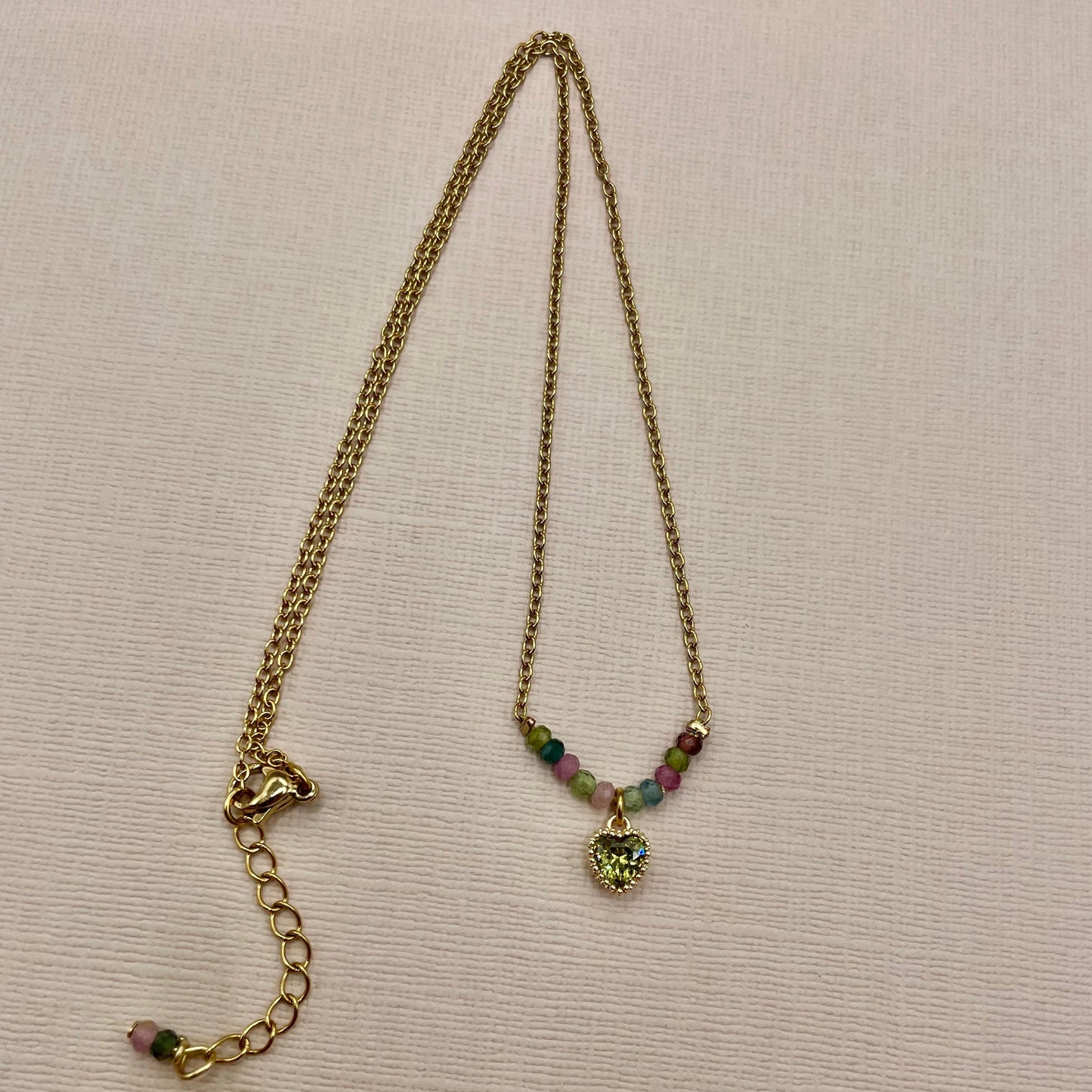 Lou, collier orné de pierres en tourmaline et métal doré à l'or fin.