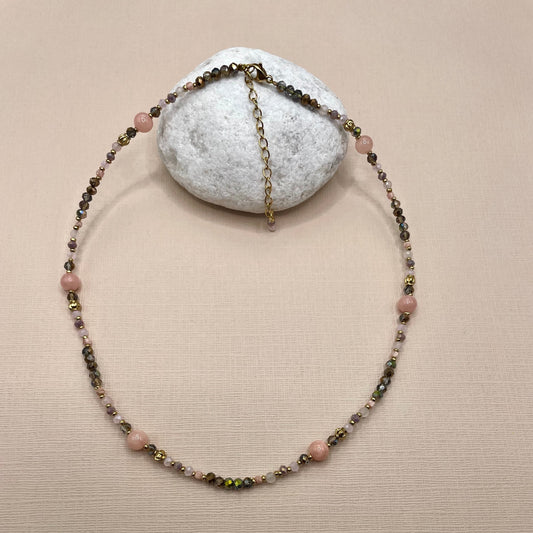 Aimée, collier de perles en verre, quartz rose et perles dorées à l'or fin.