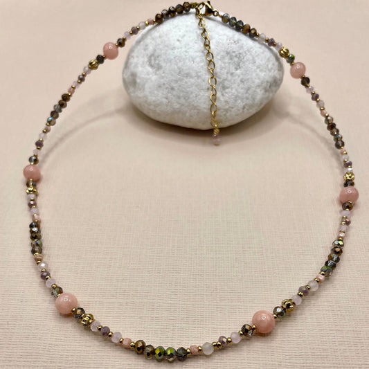 Aimée, collier de perles en verre, quartz rose et perles dorées à l'or fin.