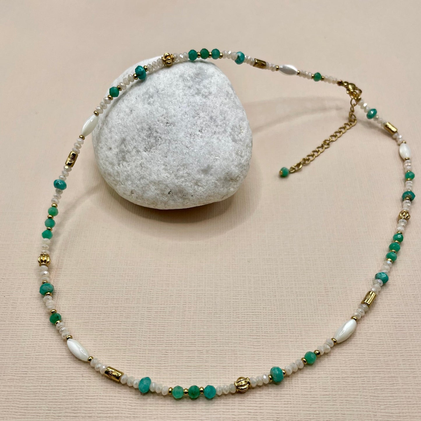 Alaïna, collier de perles en verre, perles naturelles en turquoise et nacre et perles dorées à l'or fin.