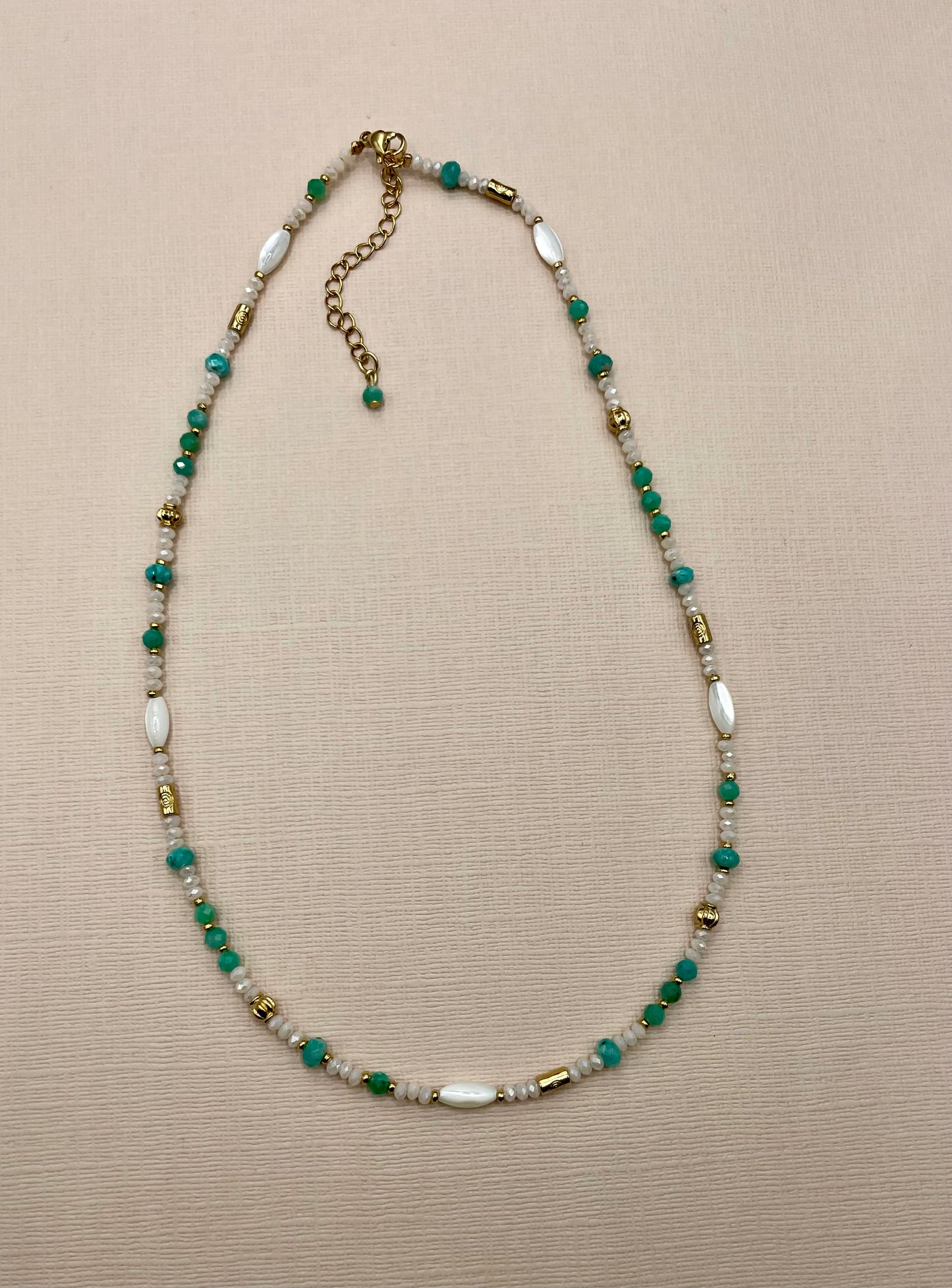 Alaïna, collier de perles en verre, perles naturelles en turquoise et nacre et perles dorées à l'or fin.