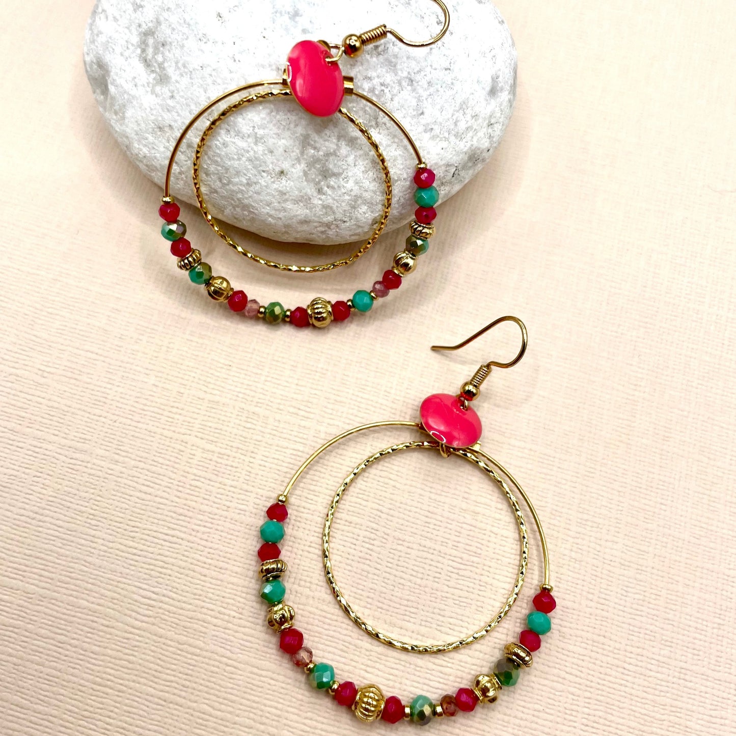 Artémis, Boucles d'oreilles créoles dorées à l'or fin, perles en verre vertes et fuchsia