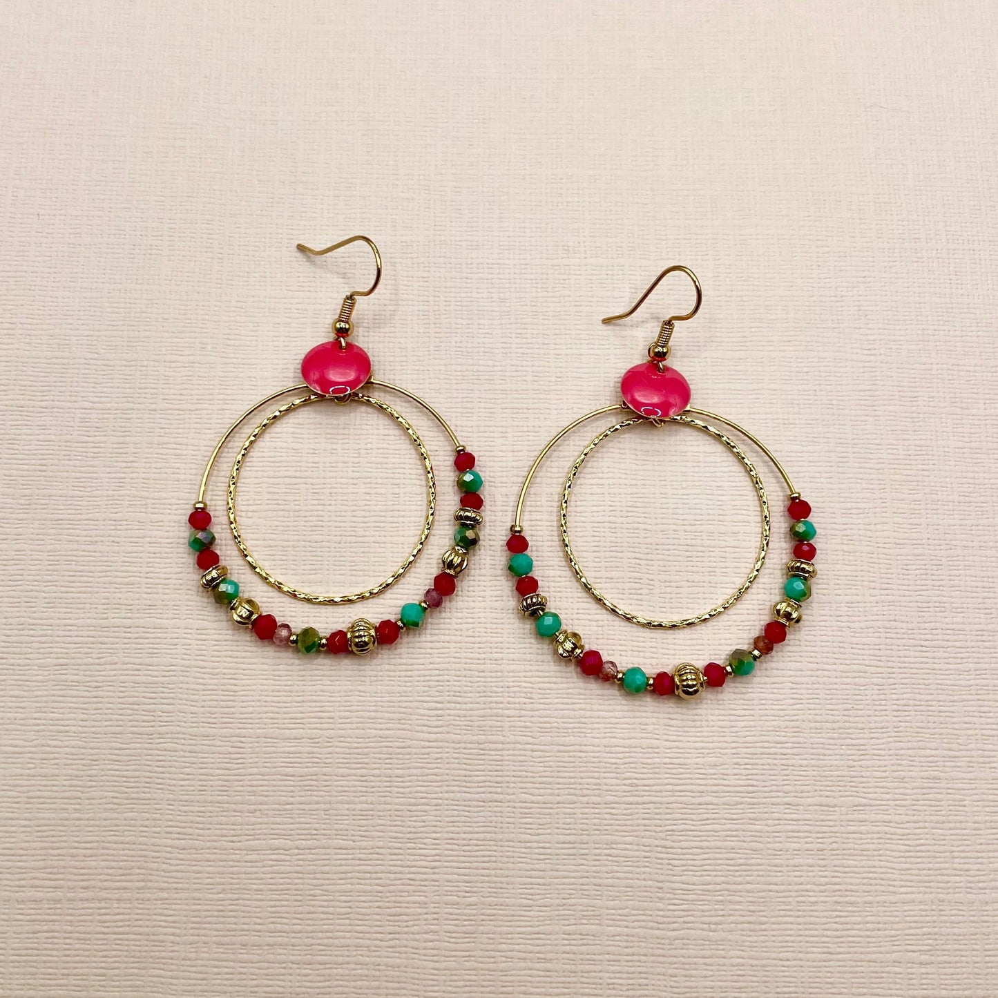 Artémis, Boucles d'oreilles créoles dorées à l'or fin, perles en verre vertes et fuchsia