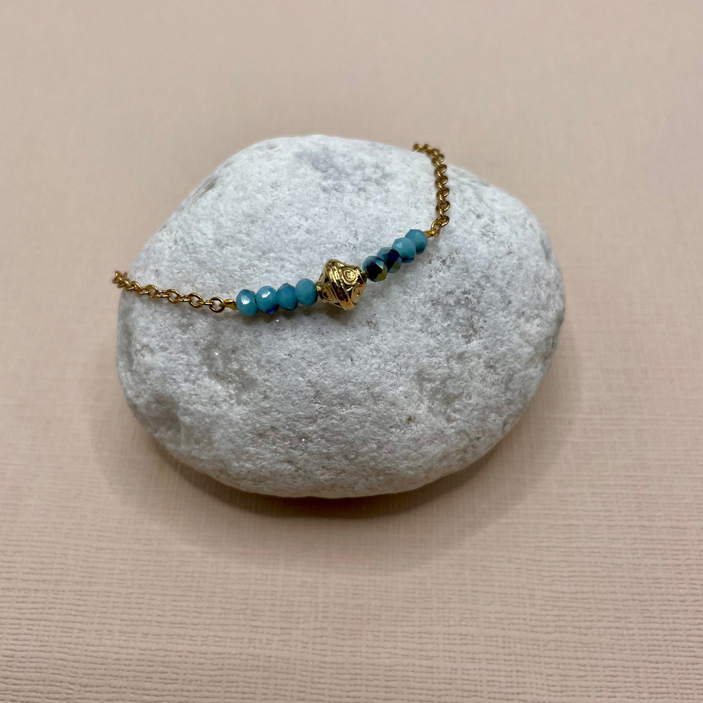 Blanche, Bracelet en perles en verre et perle dorée à l'or fin.