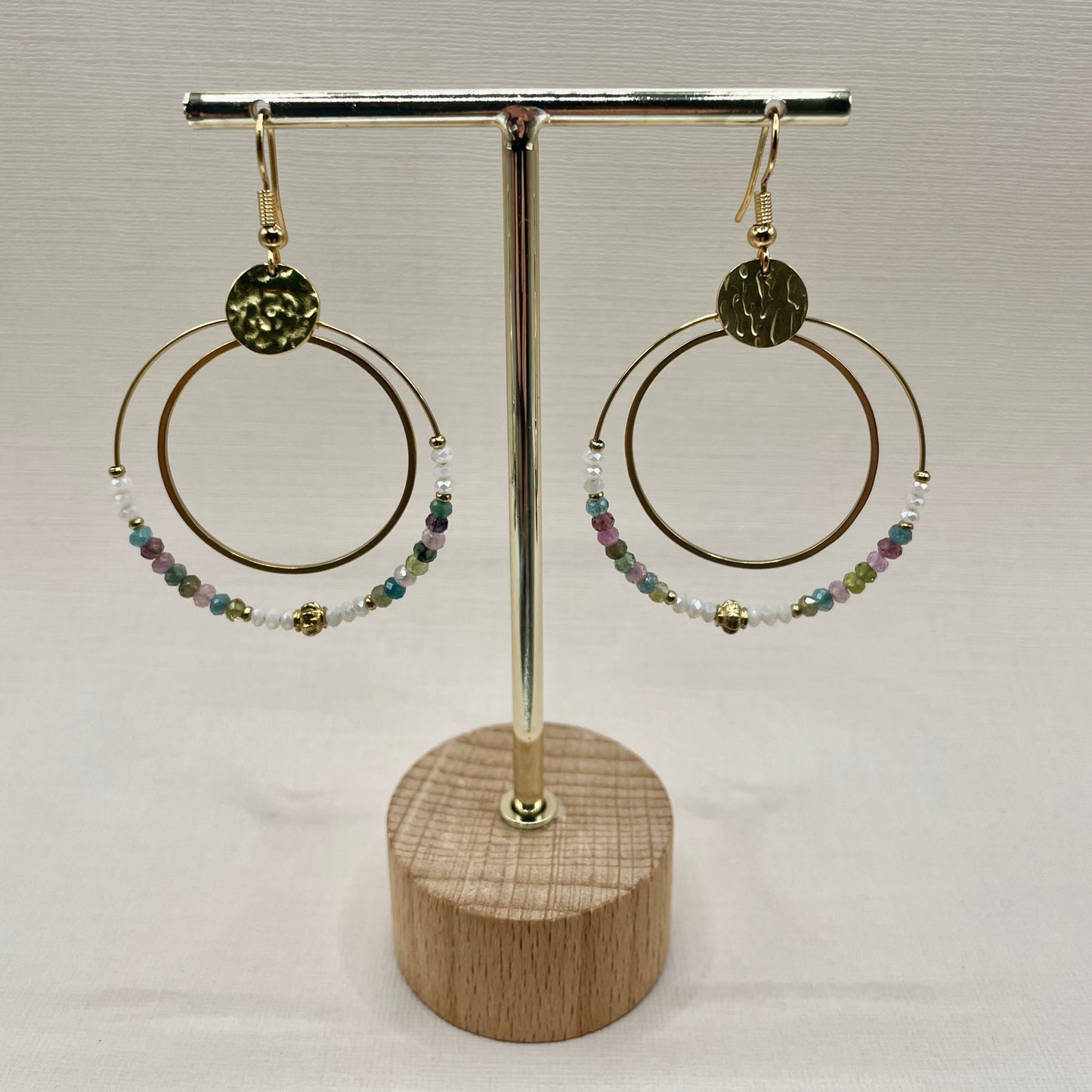 Néfélie, Boucles d'oreilles créoles dorées à l'or fin, perles en verre blanches et perles naturelles en Tourmaline.