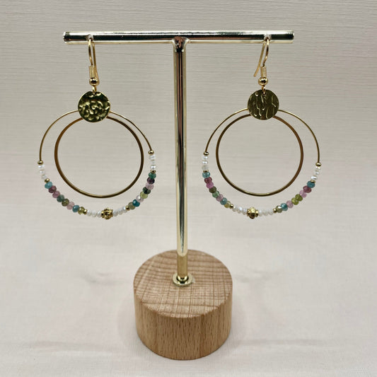 Néfélie, Boucles d'oreilles créoles dorées à l'or fin, perles en verre blanches et perles naturelles en Tourmaline.