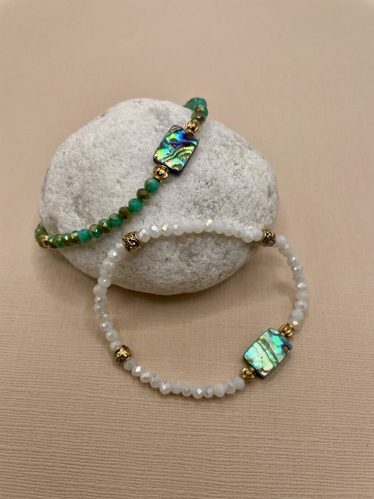 Anastasia, Bracelet en perles en verre , nacre Abalone et perles dorées à l'or fin.