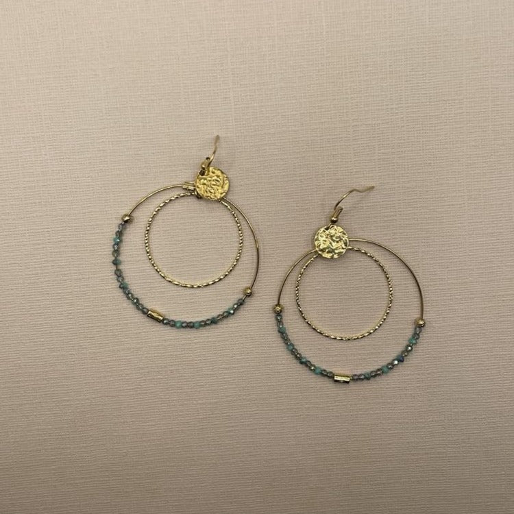 Axelle, Boucles d'oreilles créoles dorées à l'or fin et perles en verre.