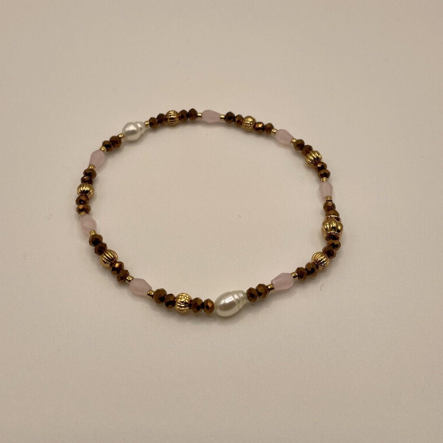 Julianna, Bracelet en perles en verre, perle de culture et perles dorées à l'or fin.