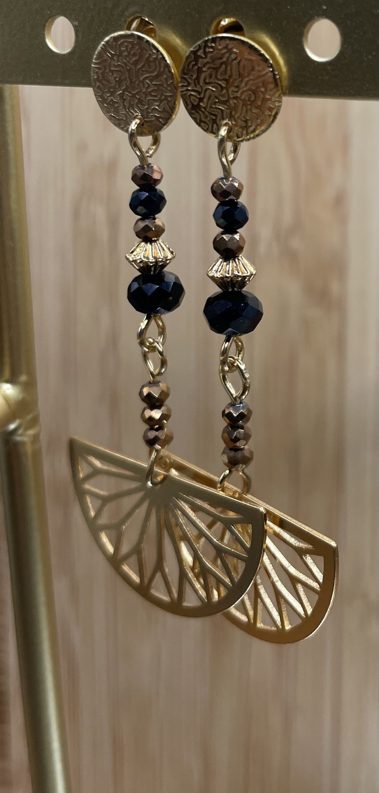 Camille, Boucles d'oreilles dorées à l'or fin et perles facettées cuivre et noires .