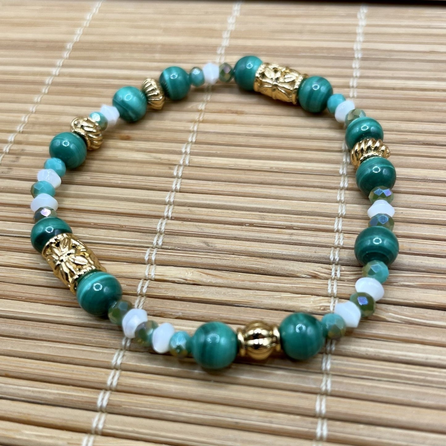 Chiara, Bracelet en perles en verre, malachite et perles dorées à l'or fin.