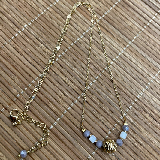 Noemia, collier orné de perles en coquillage, en verre et perles dorées à l'or fin.