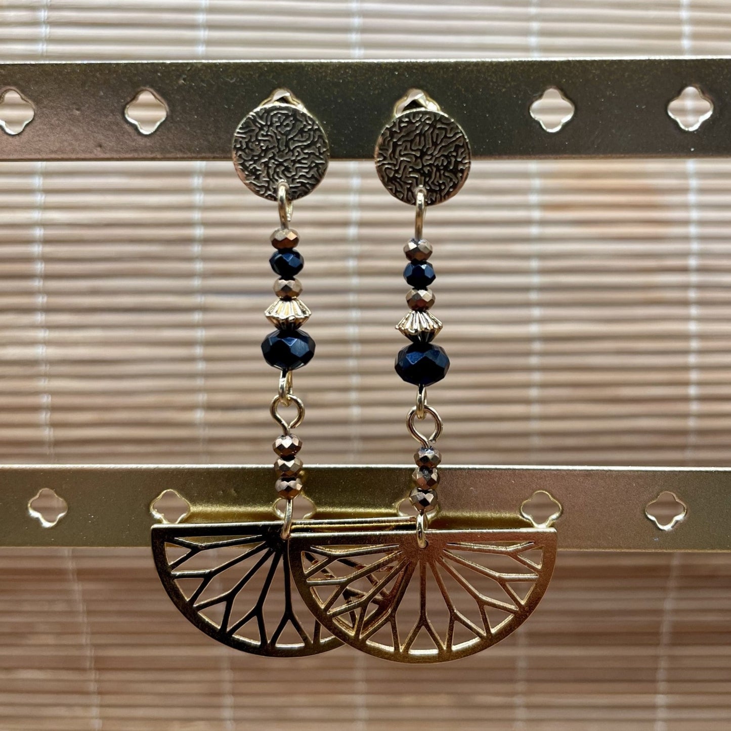 Camille, Boucles d'oreilles dorées à l'or fin et perles facettées cuivre et noires .