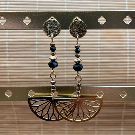 Camille, Boucles d'oreilles dorées à l'or fin et perles facettées cuivre et noires .