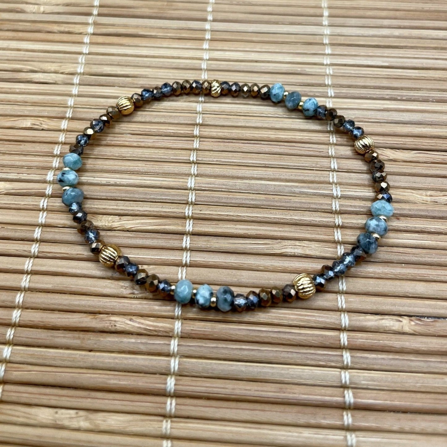 Danaé, Bracelet en perles en verre, perles naturelles en turquoise et perles dorées à l'or fin.