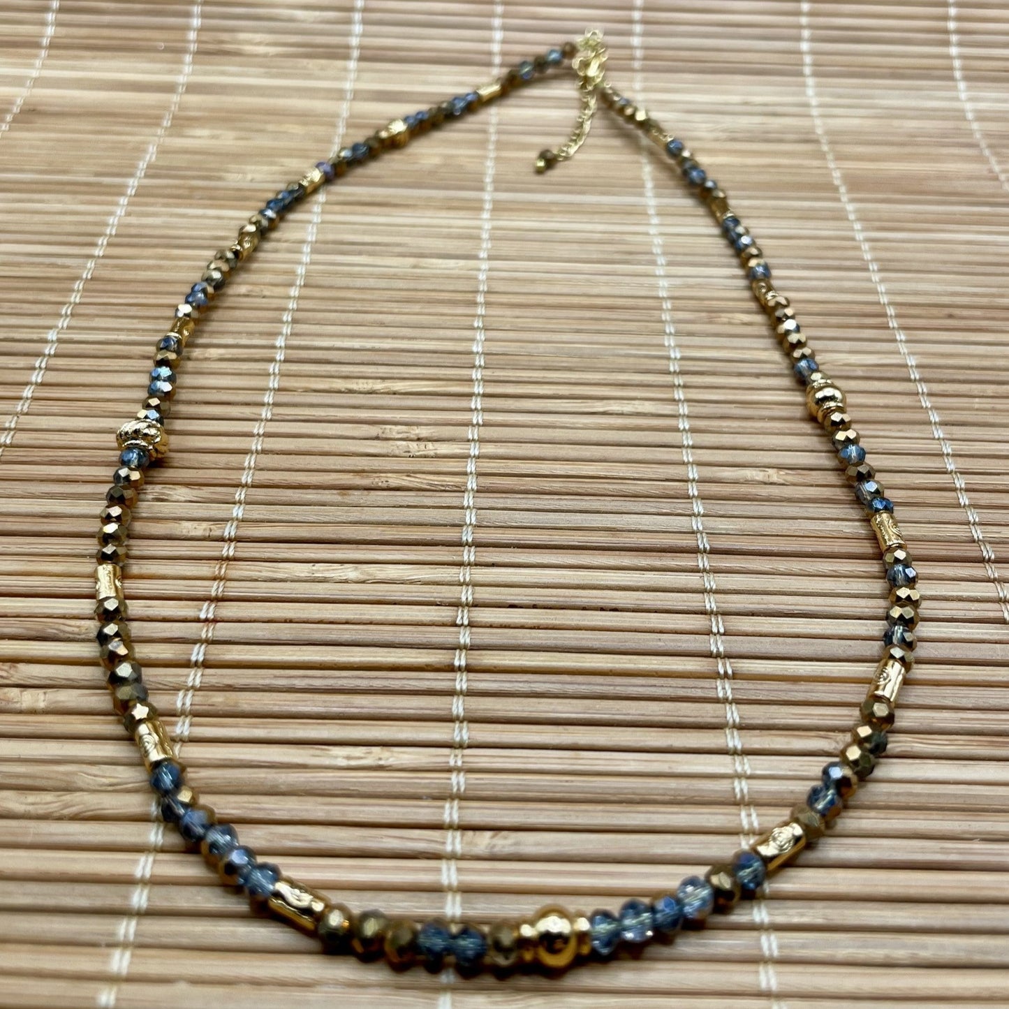 Lara, collier de perles en verre et perles dorées à l'or fin.