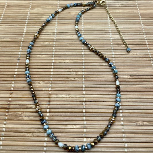 Amandine, collier de perles en verre, perles de culture, perles naturelles et perles dorées à l'or fin.