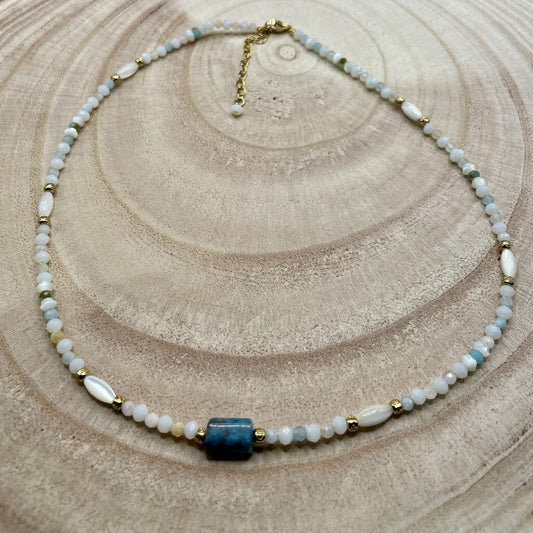 Lena, collier de perles en verre, perles en nacre, apatite et perles dorées à l'or fin.