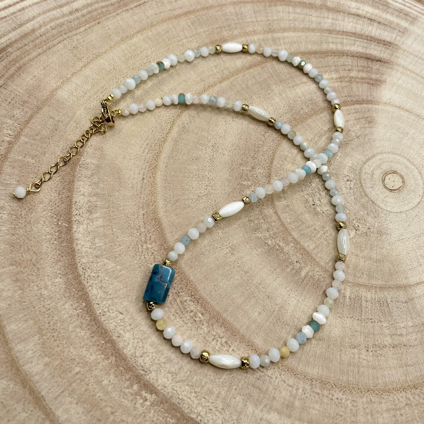 Lena, collier de perles en verre, perles en nacre, apatite et perles dorées à l'or fin.