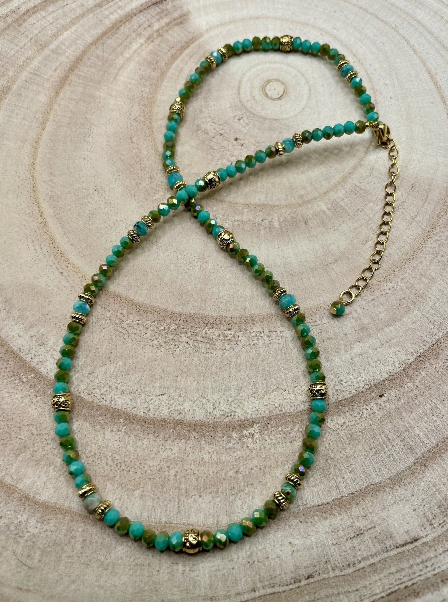 Anouchka, collier de perles en verre, perles naturelles en turquoise africaine et perles dorées à l'or fin.