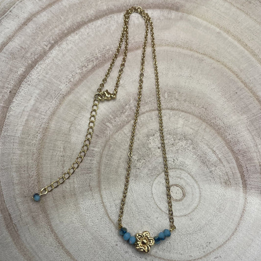 Laura, collier orné de perles en verre et perles dorées à l'or fin.