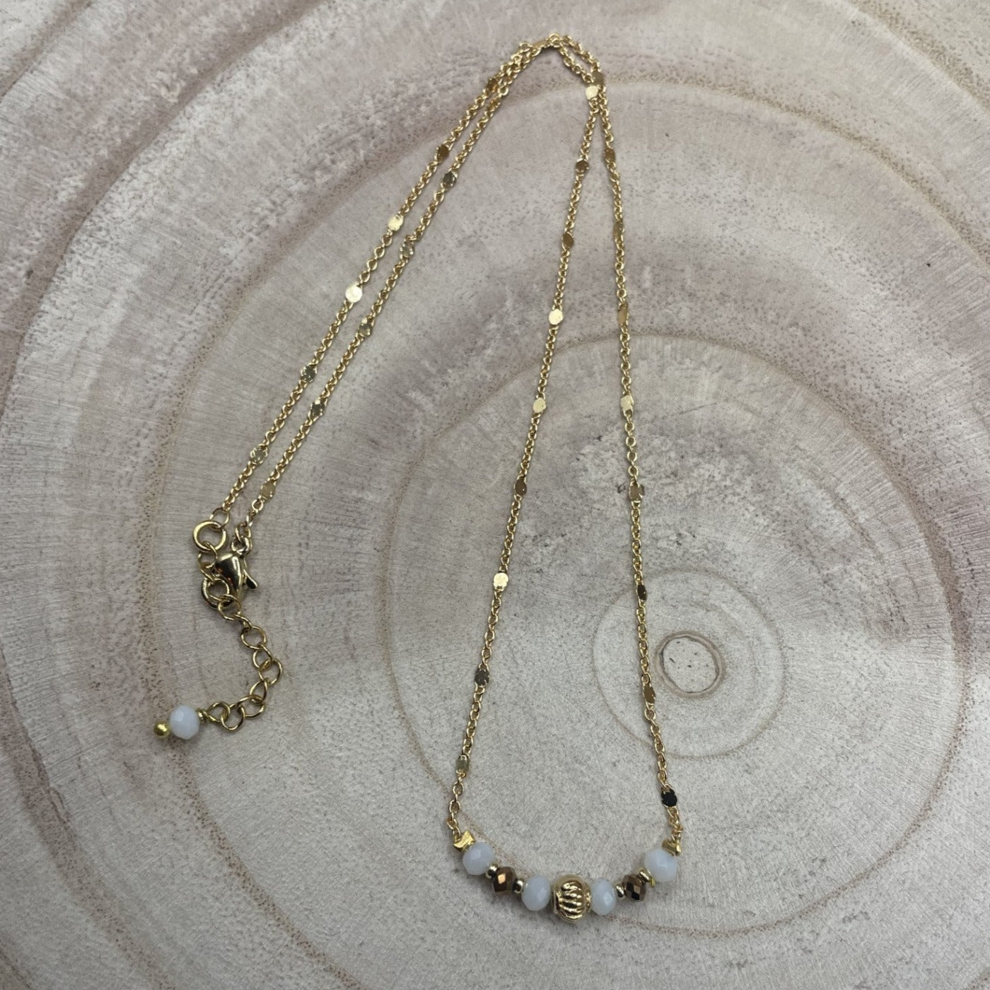 Marie, collier orné de perles en verre et perles dorées à l'or fin.