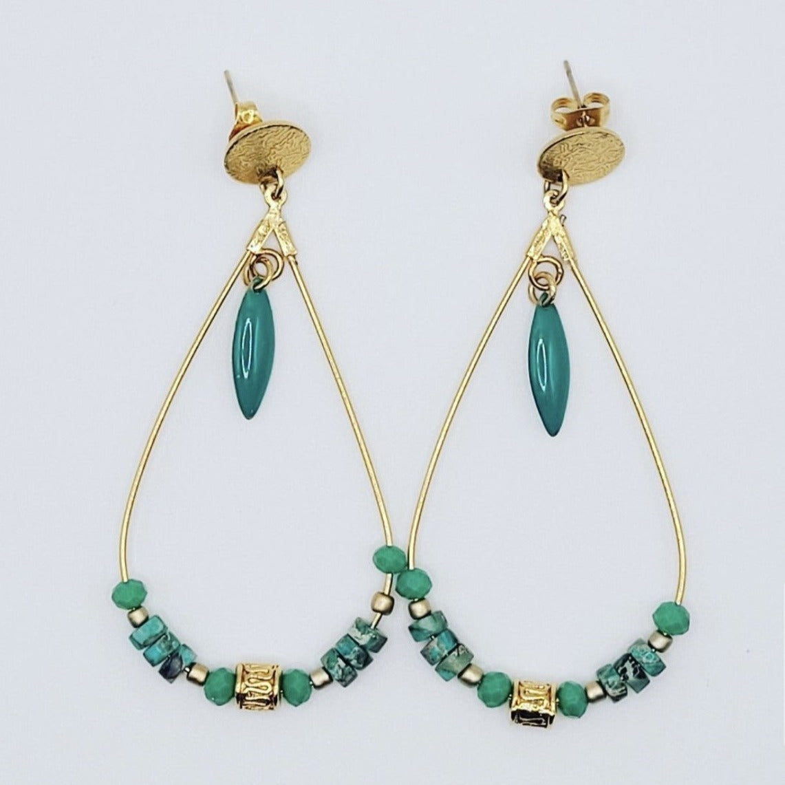 Agathe, Boucles d’oreilles créoles gouttes dorées à l’or fin, perles naturelles en turquoise africaine.