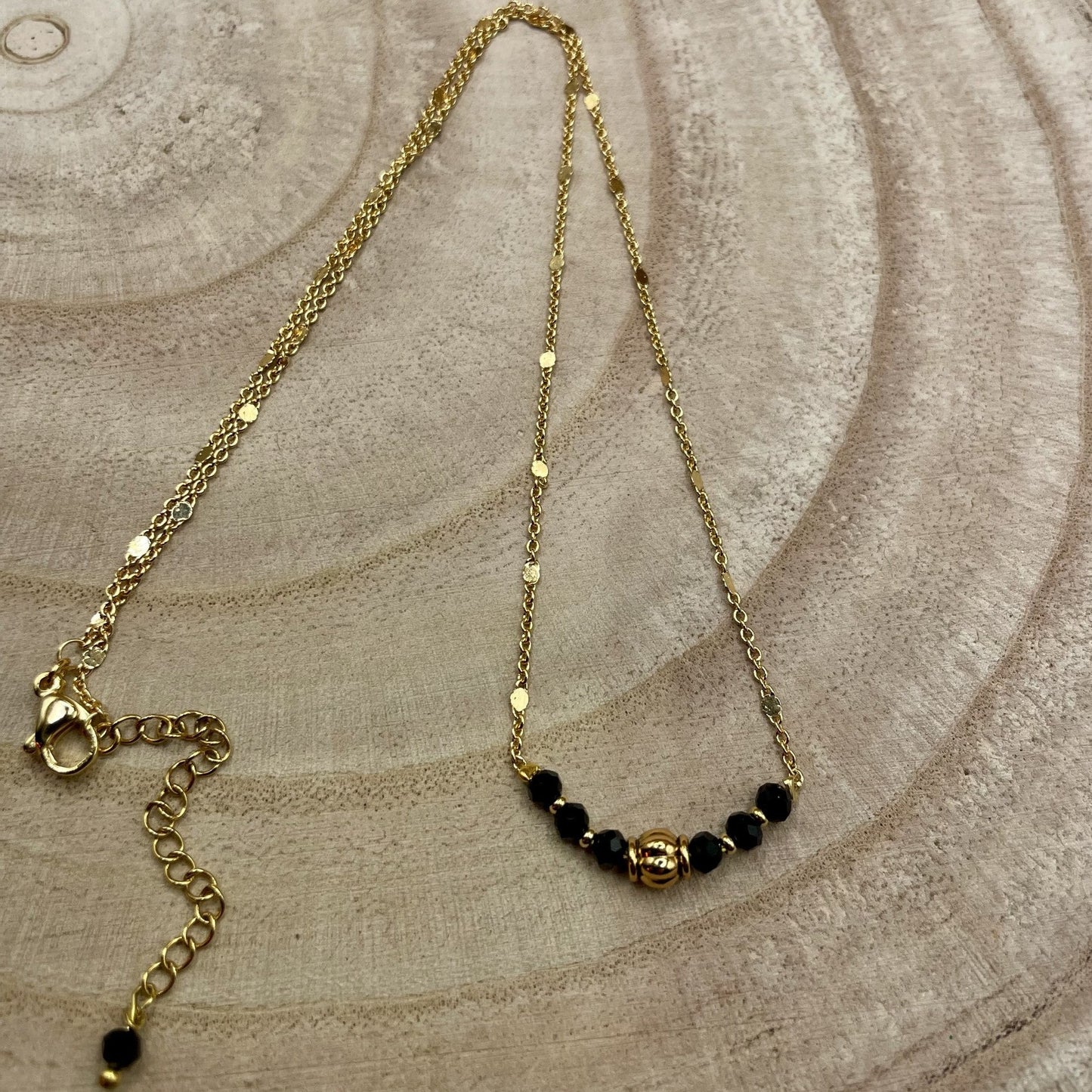 Masha, collier orné de perles en verre noires et perles dorées à l'or fin.