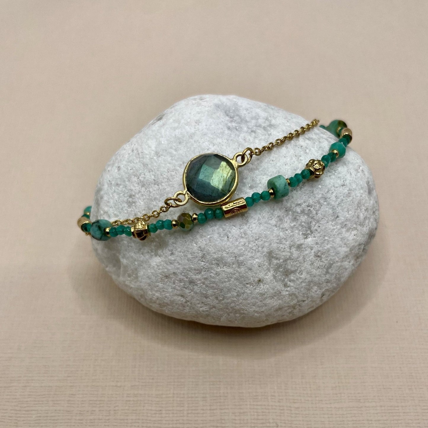 Alida, Bracelet en perles en verre, perles naturelles en turquoise africaine et labradorite et perles dorées à l'or fin.