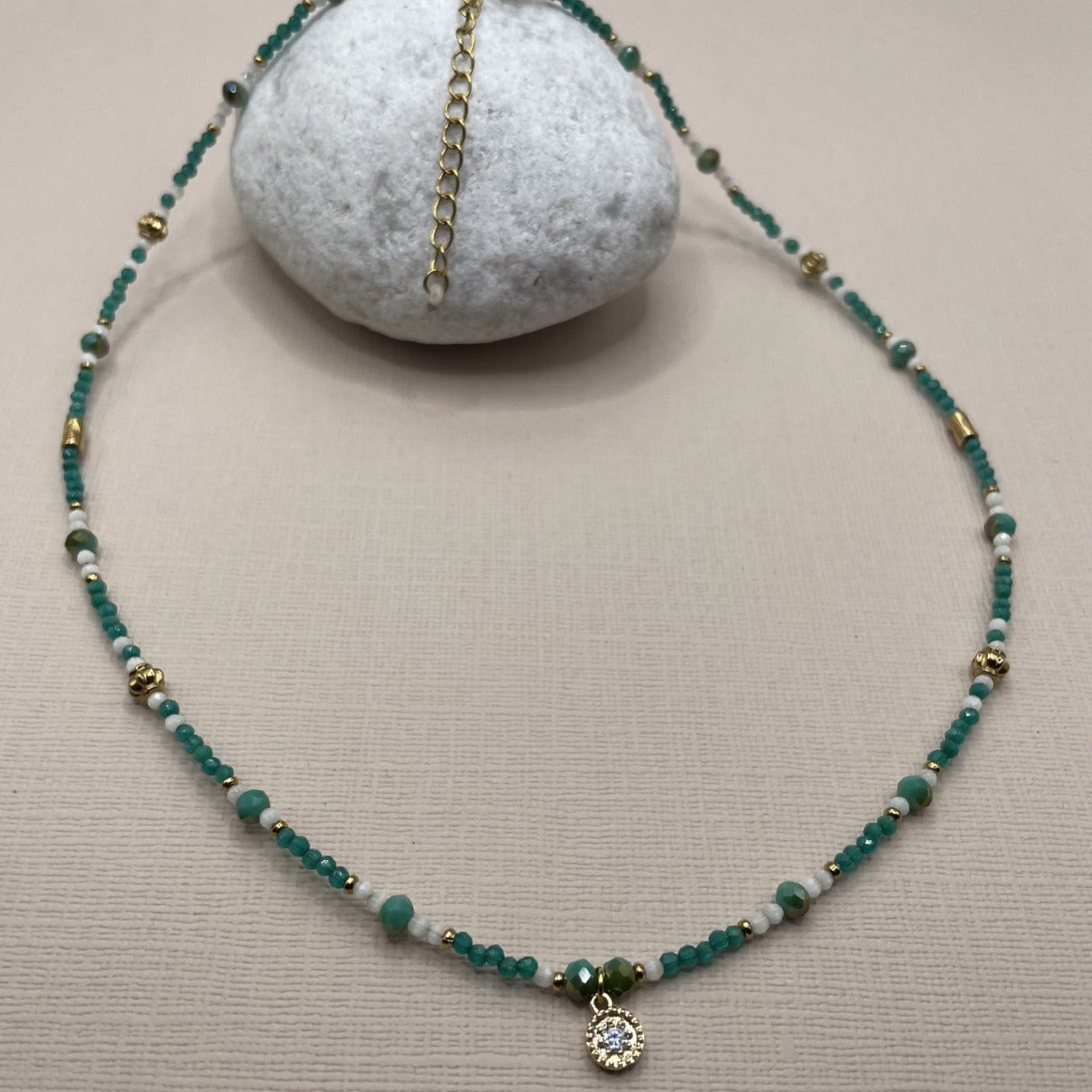 Corinna, collier de perles en verre et perles dorées à l'or fin.