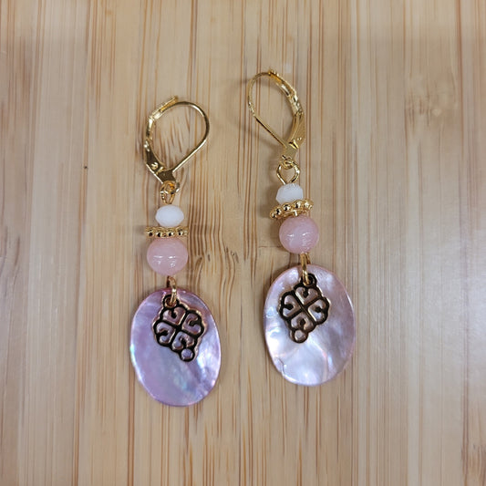 Jeanne, Boucles d'oreilles nacres rose et métal doré à l'or fin