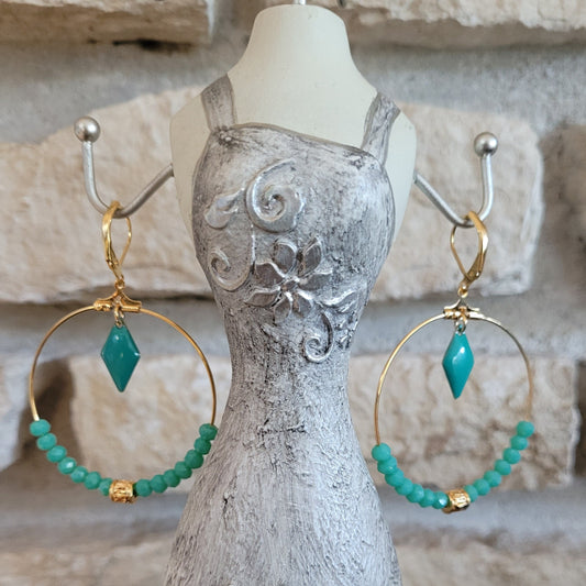 Oriane, Boucles d'oreilles créoles dorées à l'or fin perles en verre facettées turquoise.