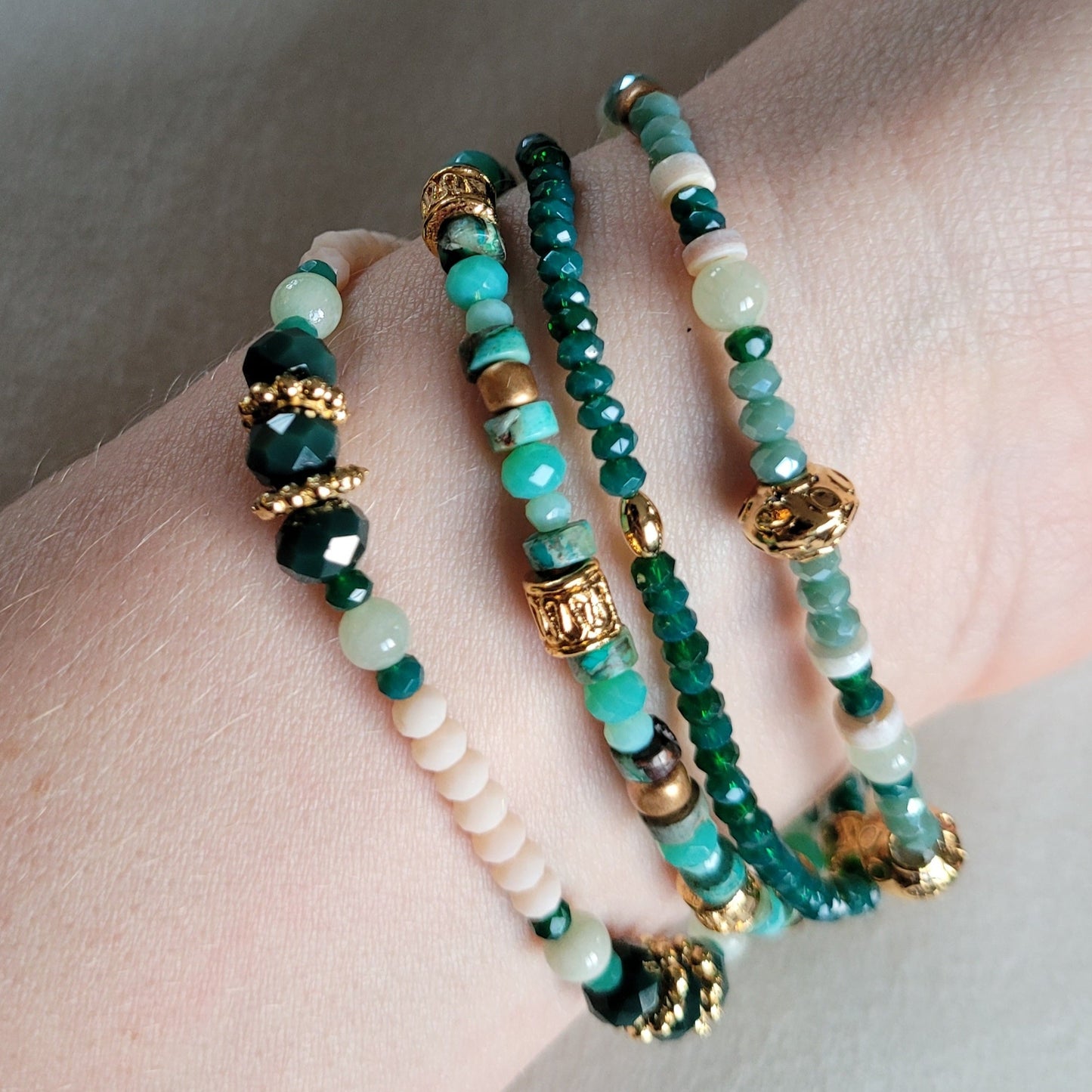 Barbara, Bracelet en perles en verre, coquillage, aventurine et perles dorées à l'or fin.