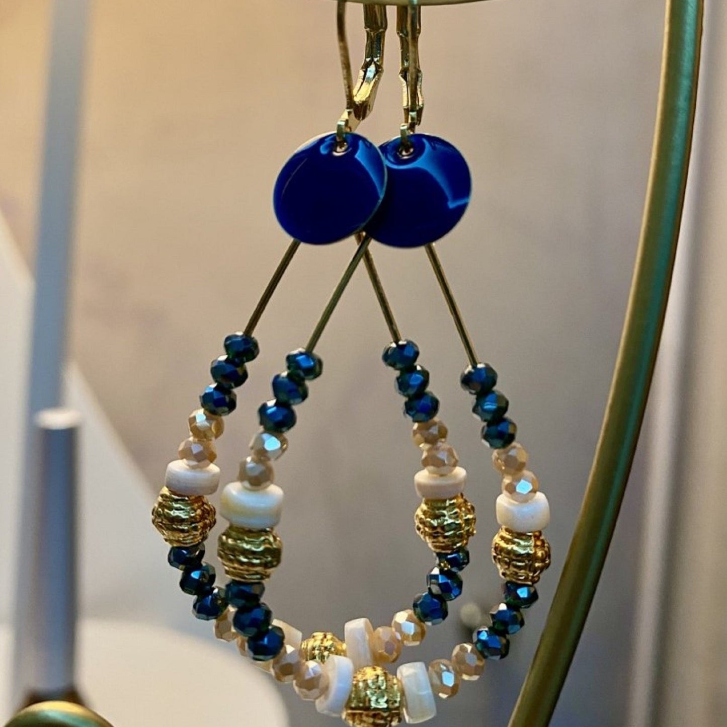 Alba, Boucles d'oreilles créoles gouttes dorées à l'or fin, perles en verre bleues nuit, coquillage.