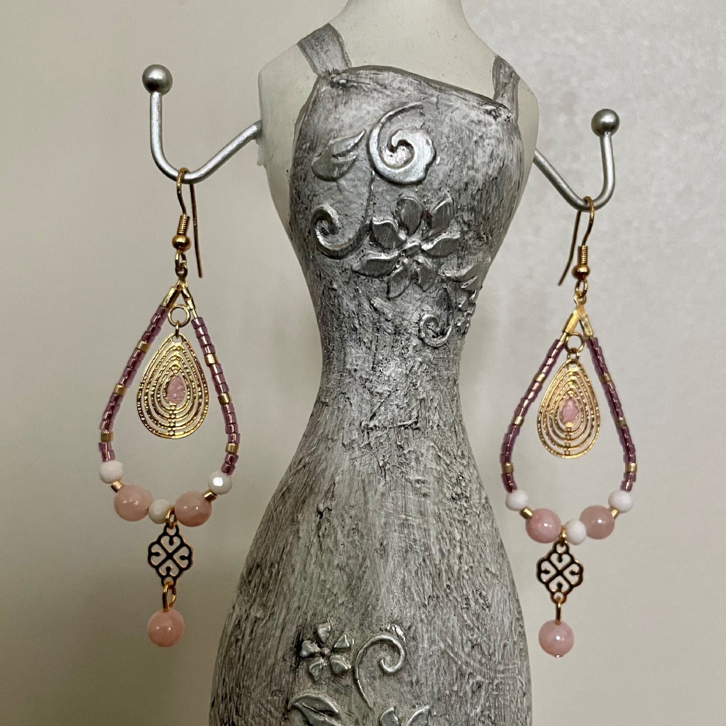 Alice, Boucles d'oreilles créoles gouttes dorées à l'or fin et quartz rose