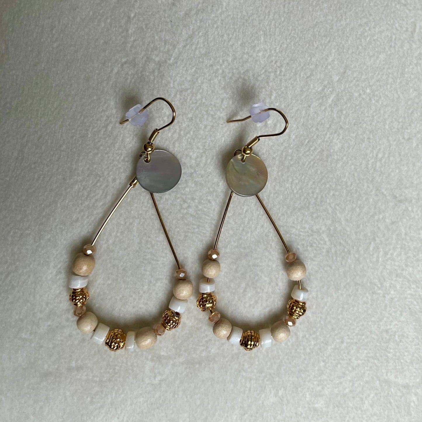 Mia, Boucles d'oreilles créoles dorées à l'or fin, bois nacre et coquillage