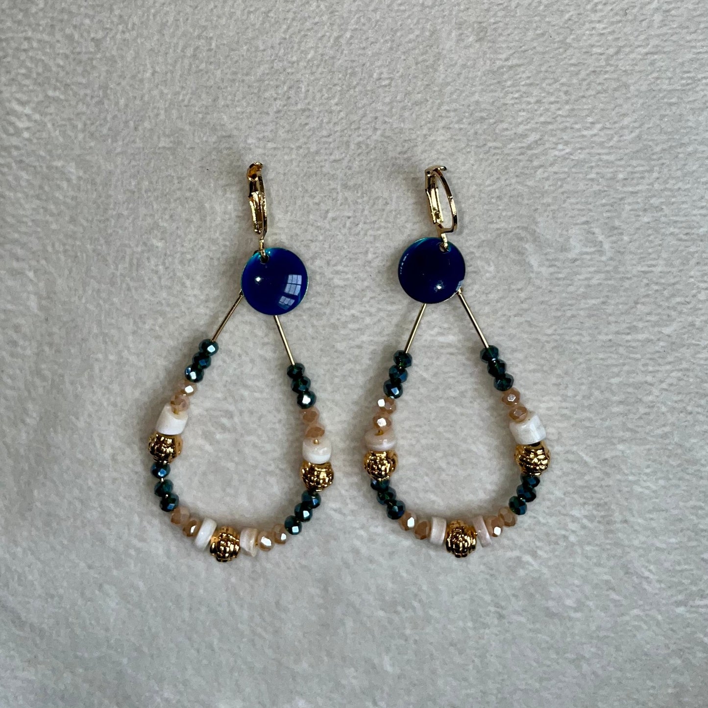 Alba, Boucles d'oreilles créoles gouttes dorées à l'or fin, perles en verre bleues nuit, coquillage.